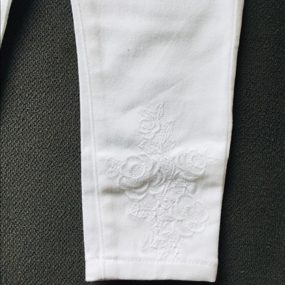 JANIE AND JACK Girl Jeans with Flowers | 4 YRS NWT - Picture 9 of 11